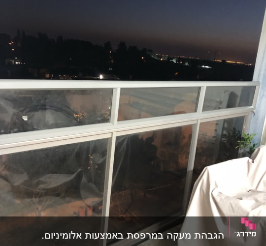 מעקה זכוכית עם מסגרת מתכת במרפסת